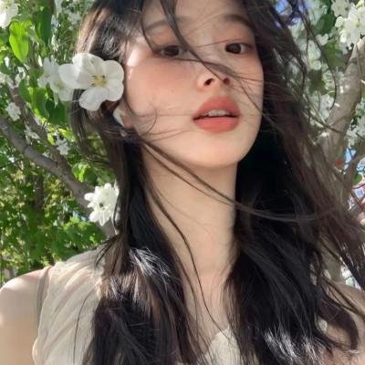 女人步上楼梯时